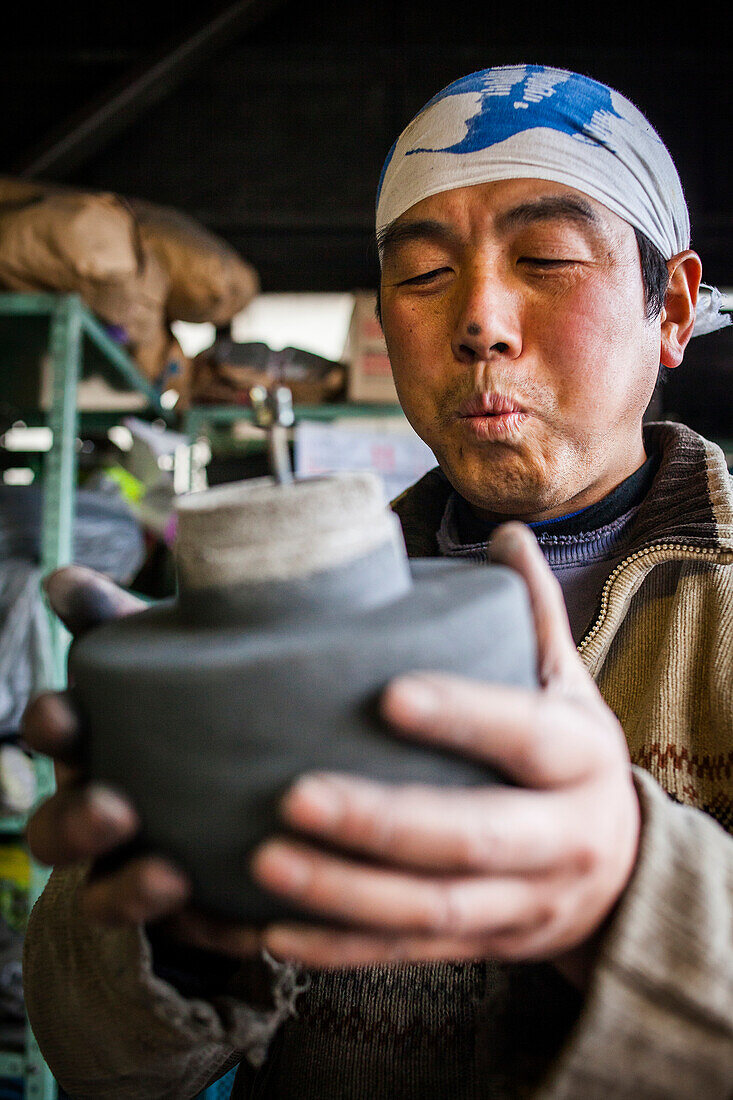 Takahiro Koizumi bereitet die innere Form vor, um eine eiserne Teekanne oder Tetsubin, nanbu tekki, herzustellen, Werkstatt der Familie Koizumi, Handwerker seit 1659, Morioka, Präfektur Iwate, Japan