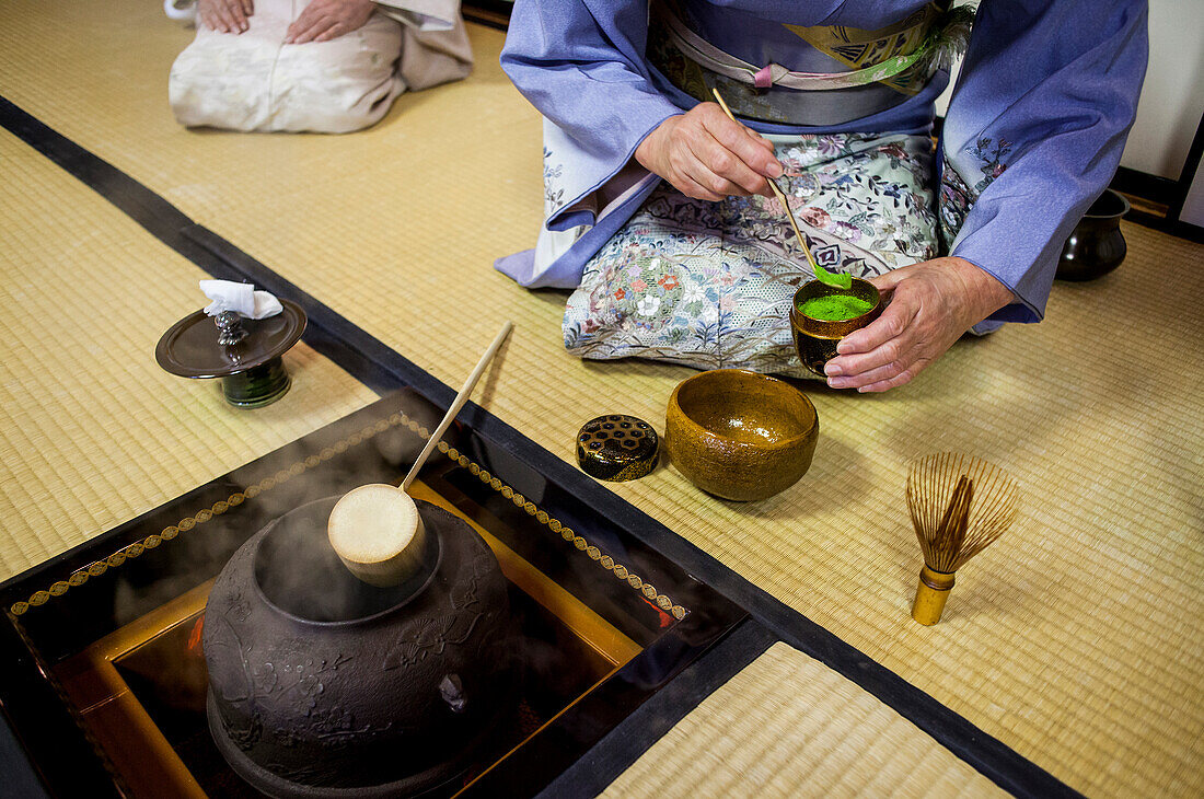 Teezeremonie mit eiserner Teekanne oder tetsubin, in Cyu-o-kouminkan, Morioka, Präfektur Iwate, Japan