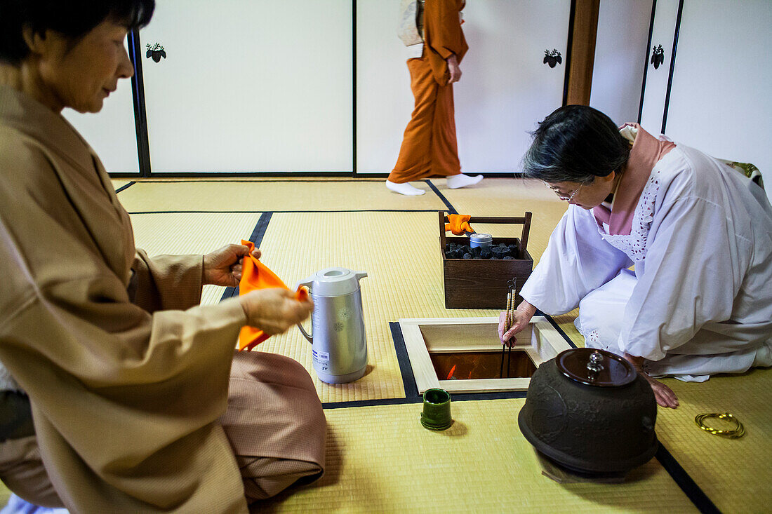 Teezeremonie mit eiserner Teekanne oder Tetsubin, in Cyu-o-kouminkan, Morioka, Präfektur Iwate, Japan