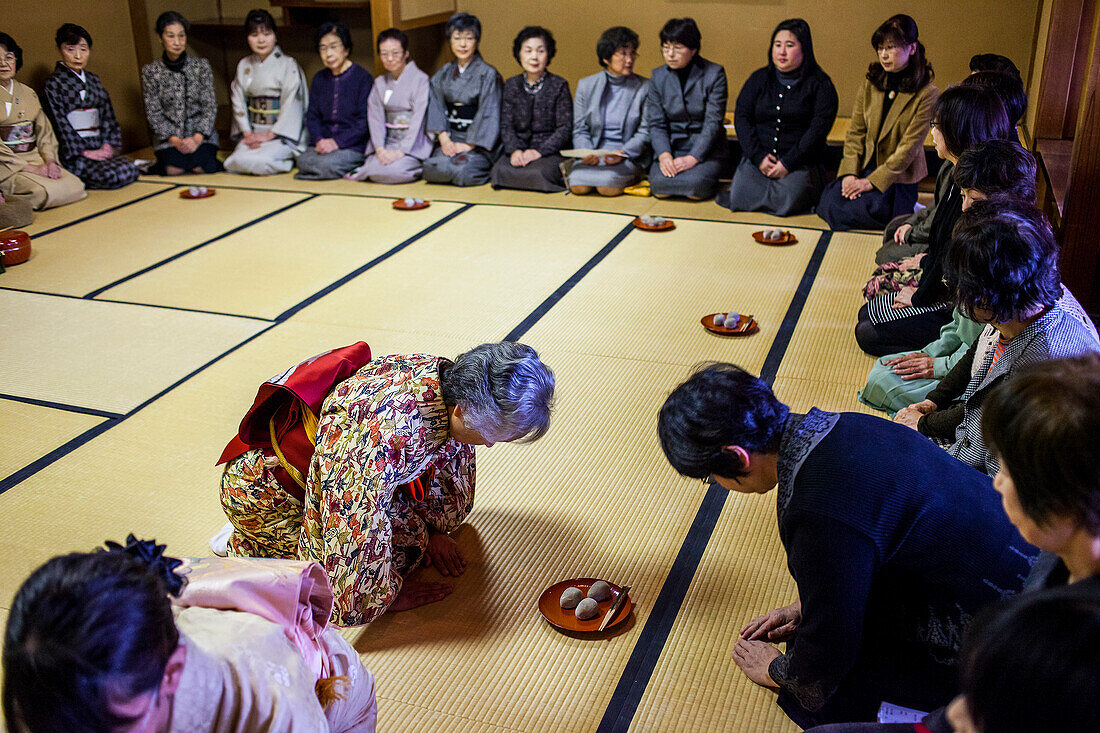 Teezeremonie, Servieren von Kuchen, in Cyu-o-kouminkan, Morioka, Präfektur Iwate, Japan