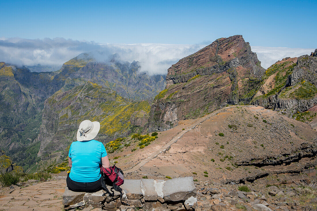 Wanderer rastend, vereda Areeiro, ,Madeira, Portugal