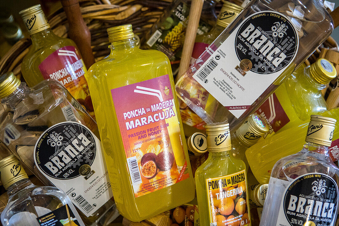 Traditionelle Getränke, Poncha und Aguardiente de caña (Zuckerrohrschnaps), Souvenirladen, in Camara de Lobos, Madeira