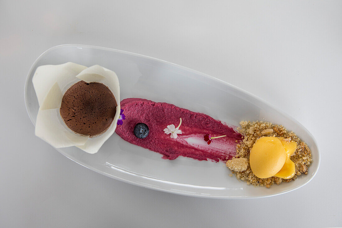 Coulant with ice cream. Restaurant DC atelier; in Nini Design centre; Funchal; Madeira; Portugal