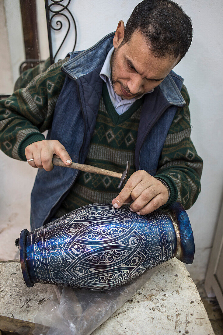 Handwerker bei der Arbeit, Verzierung eines Gefäßes mit Silberfiligran, Souk der Metallarbeiter, Medina, Meknes. Marokko