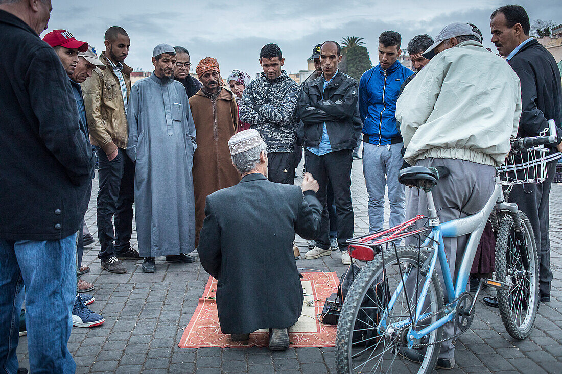 Scharlatan, der einen Trank gegen männliche Impotenz verkauft, El Hedim-Platz, Meknes, Marokko