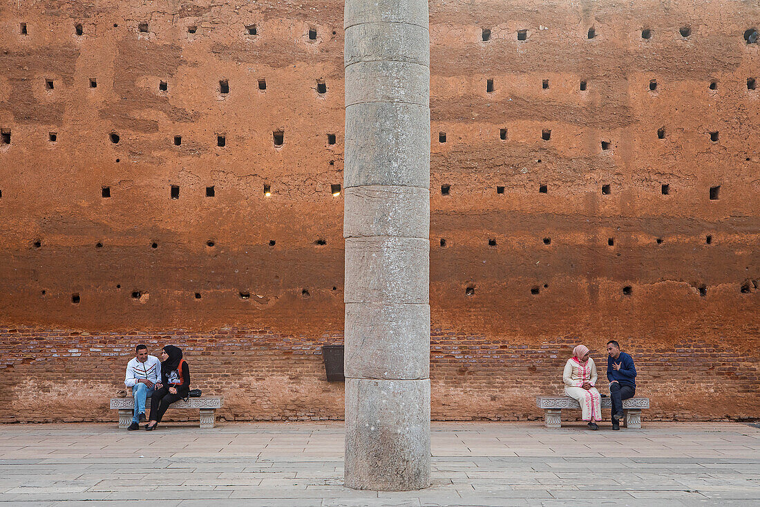 Liebespaar auf der Esplanade des Hassan-Turms, Rabat. Marokko