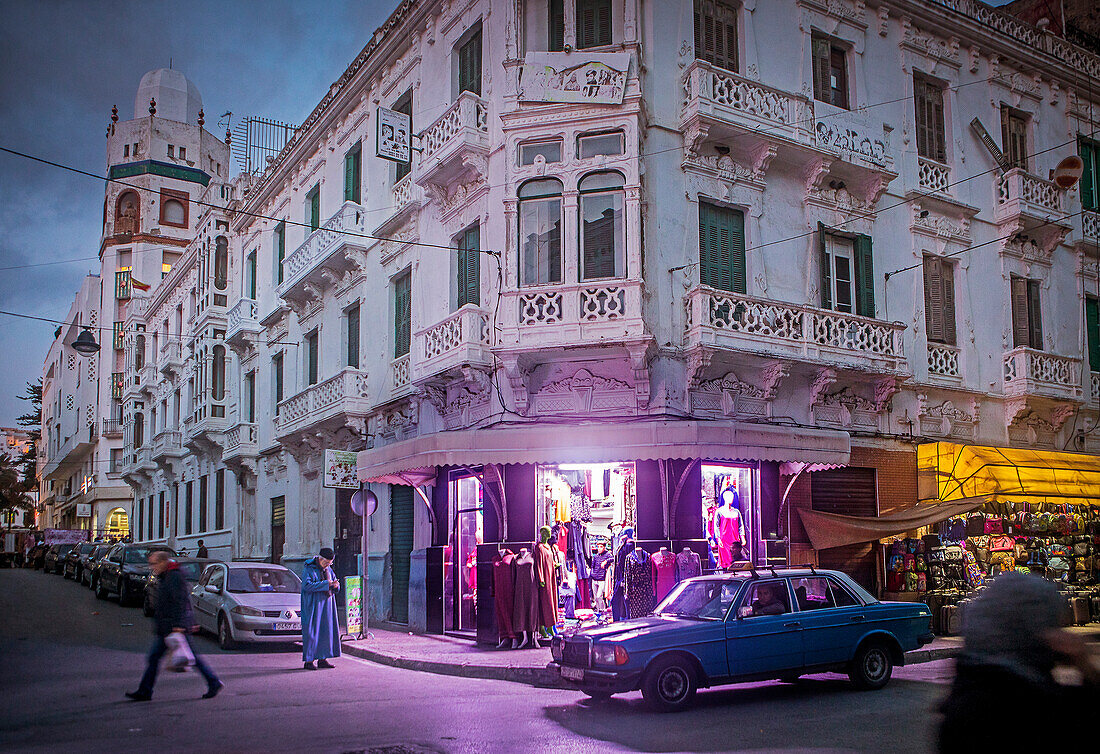 Spanische Kolonialarchitektur (El Ensanche), Avenida Mohamed Al Khatib an der Avenida Maarakat Anoual, Tetouan. Marokko