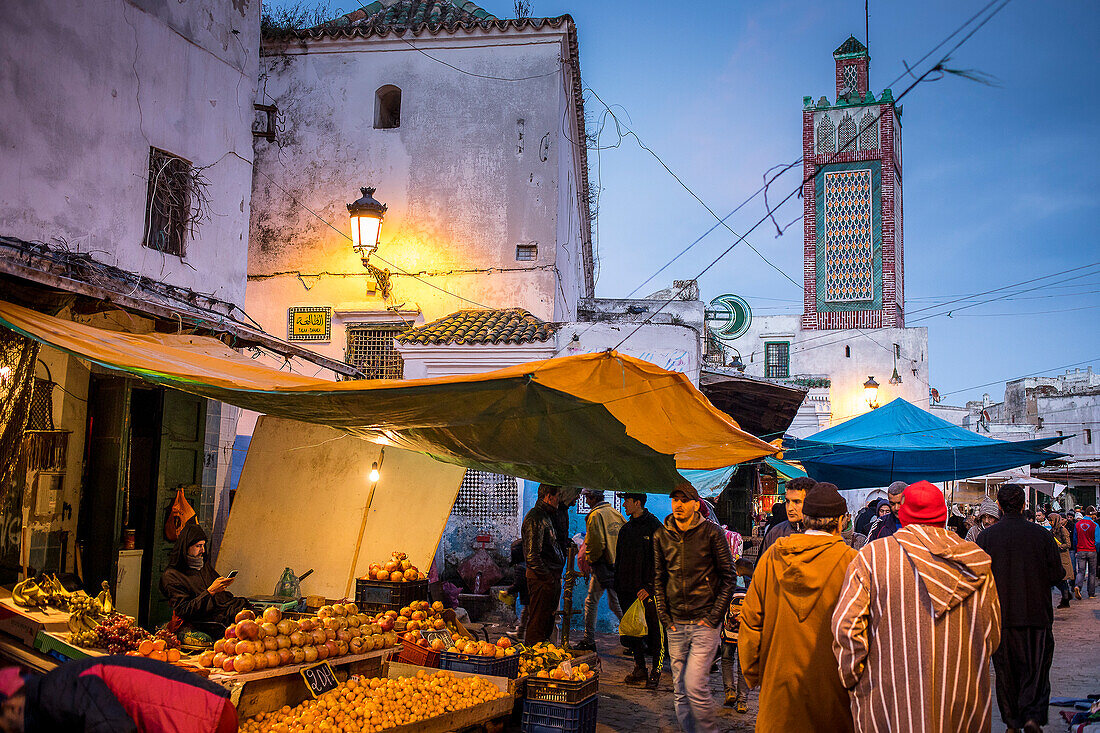 Ayuon-Straße, im Hintergrund Sidi Haj Ali Baraka Zaouia, Medina, UNESCO-Welterbe,Tetouan, Marokko