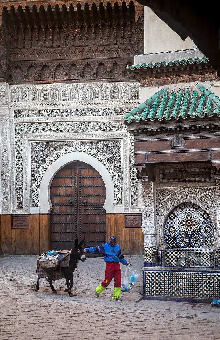 Platz an-Nejjarine. Die braune Tür im Hintergrund ist das Museum für Kunst- und Holzhandwerk. Fez.Marokko