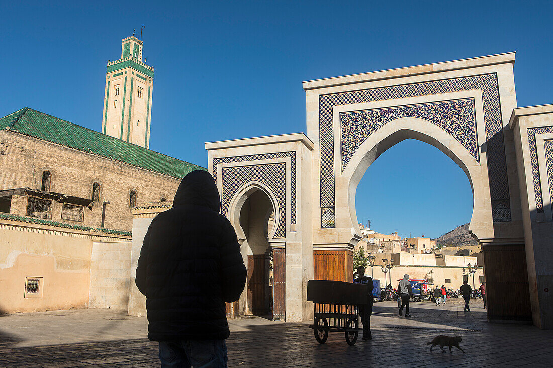 Tor Bab R'Cif und Moschee R'Cif, auf dem Platz R'Cif, dem Tor zum andalusischen Viertel, Medina, Fes, Marokko.