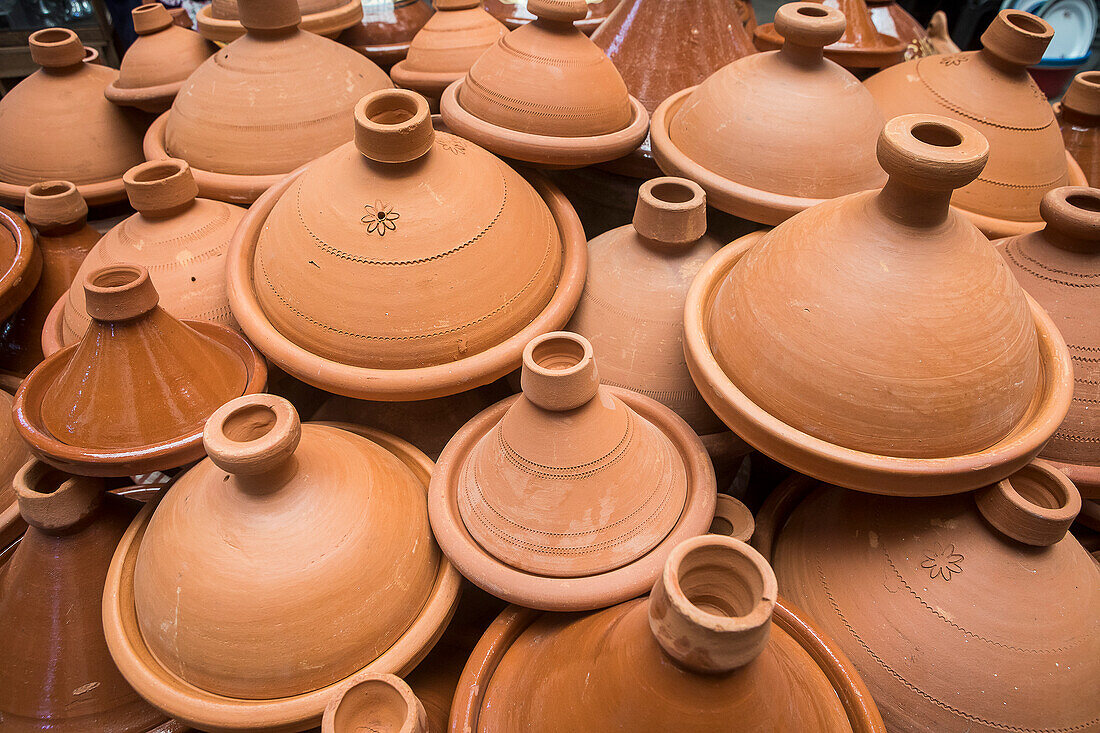 Töpferwarengeschäft, Töpferwaren für die Zubereitung der traditionellen Tajine, Medina, Fez. Marokko