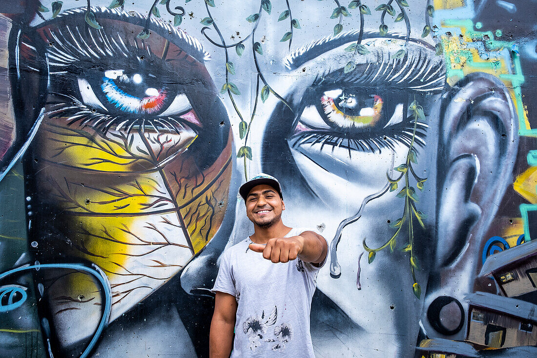 Chota und seine Wandmalerei `Orion Operation', Straßenkunst, Graffiti, Comuna 13, Medellín, Kolumbien