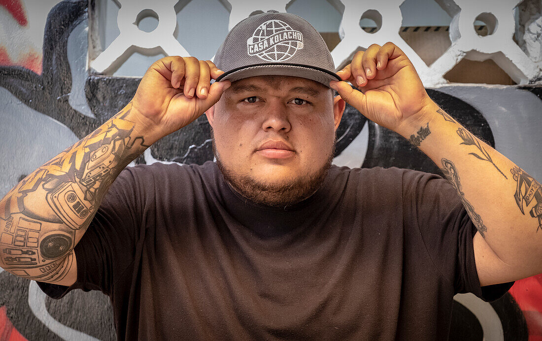 jeihhco Castaño, sozialer Führer, Hip Hopper, Mitglied der Rap-Band C15, Mitbegründer von `La Casa de Hip Hop Kolacho', aus Comuna 13, Medellín, Kolumbien