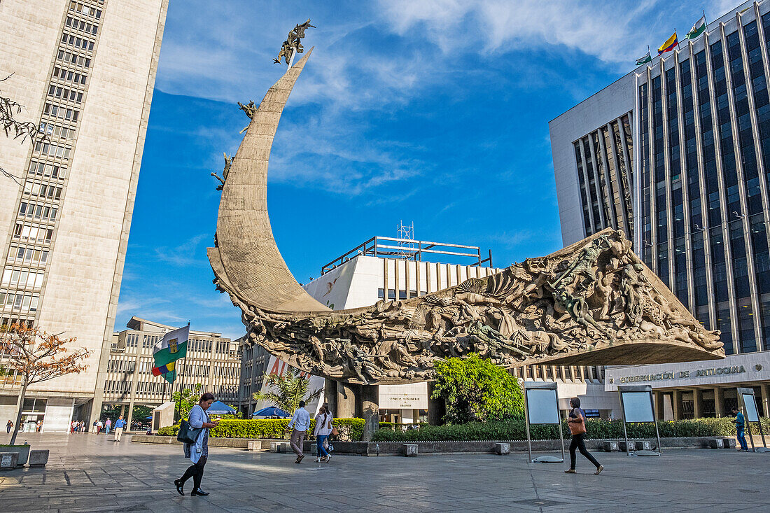 Denkmal für die Rasse' von Rodrigo Arenas Betancur, im Verwaltungszentrum La Alpujarra, im Hintergrund rechts das Gebäude der Regierung von Antioquia und links das Gerichtsgebäude Medellín, Kolumbien