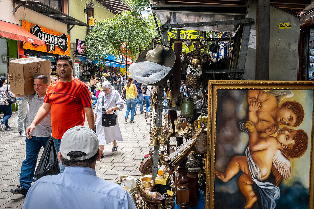 Antiquitätenhändler, im Einkaufsviertel El Hueco, Avenida Carabobo, Medellín, Kolumbien