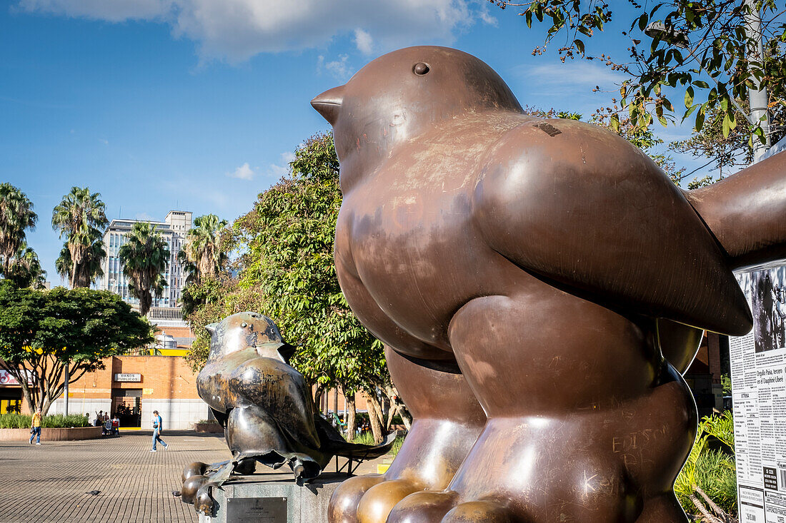 Vogelskulpturen von Fernando Botero, eine davon durch eine Bombe bei einem Terroranschlag zerstört, Park San Antonio, Botero-Platz, Medellín, Kolumbien