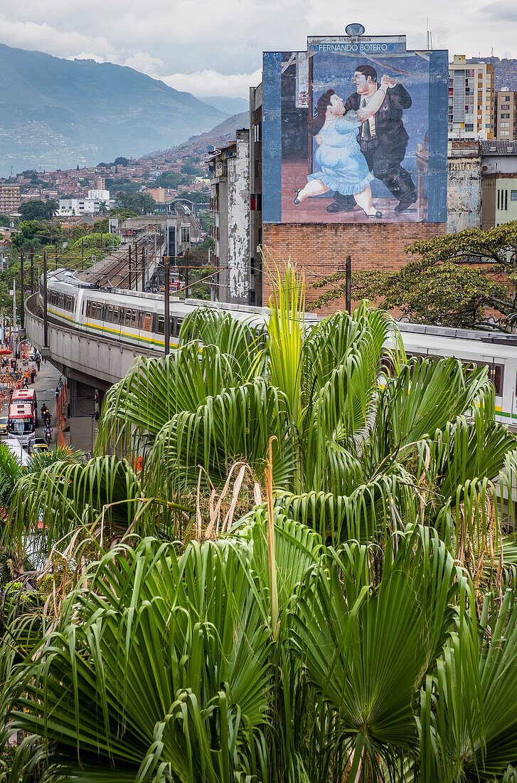 Metro, U-Bahn, Linie A zwischen der Station Prado und der Station Hospital, Stadtzentrum, Skyline, Medellín, Kolumbien