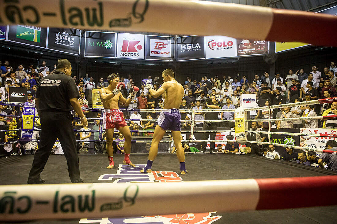 Muay Thai Boxer kämpfen, Bangkok, Thailand