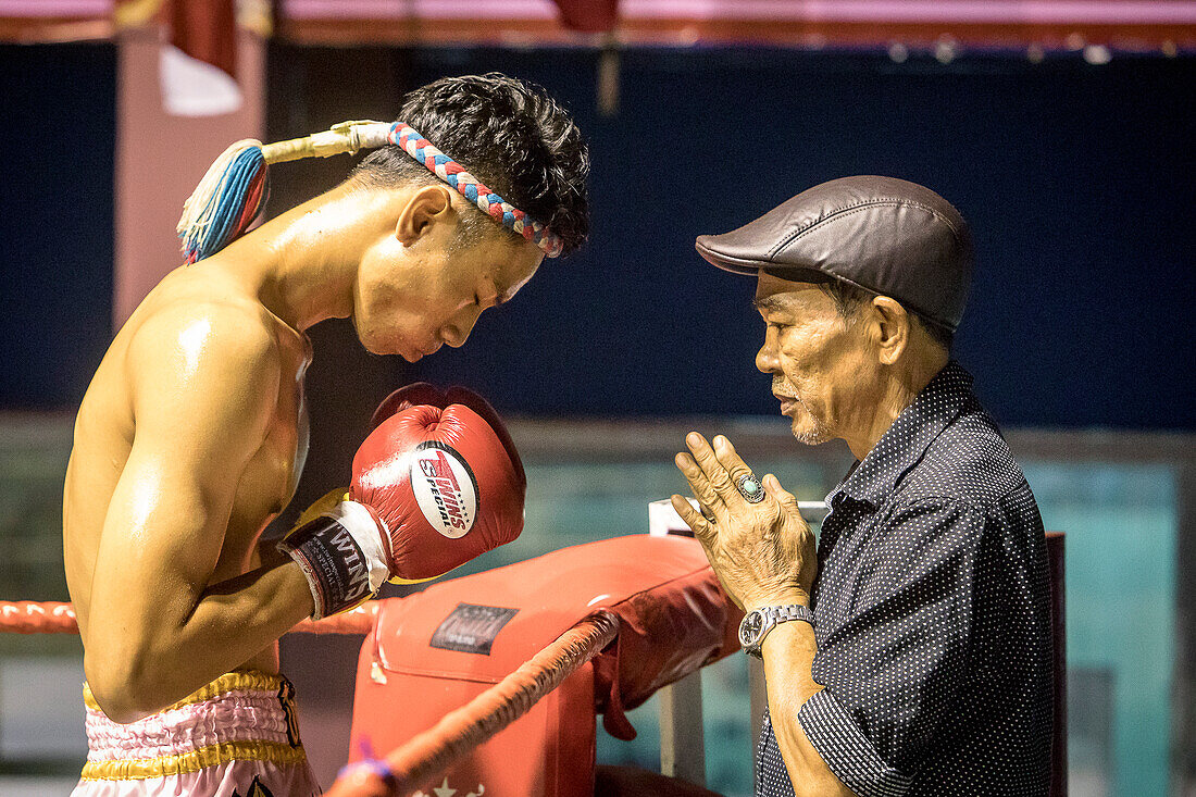 Trainer und Muay-Thai-Kämpfer beim Vor-Kampf-Ritual, Bangkok, Thailand