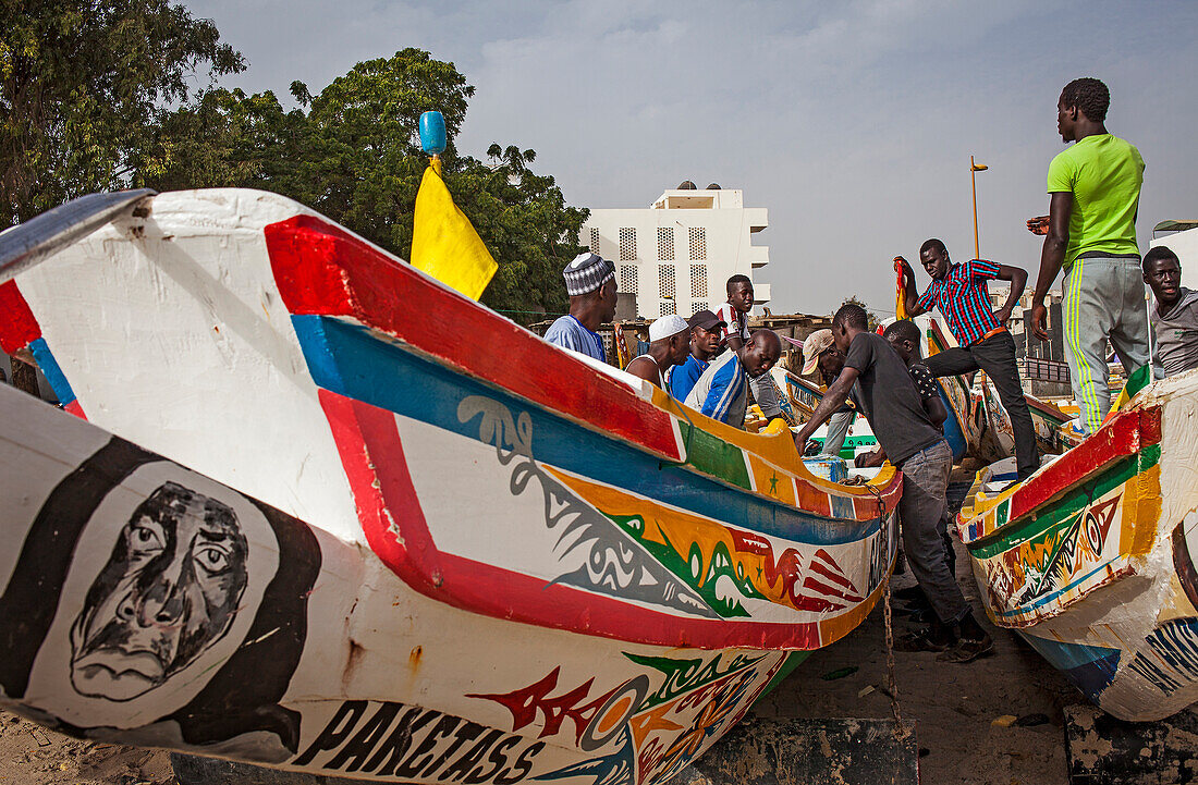 Fischer verkaufen ihren Fang am Strand des Fischmarktes in Soumbedioune, Dakar, Senegal
