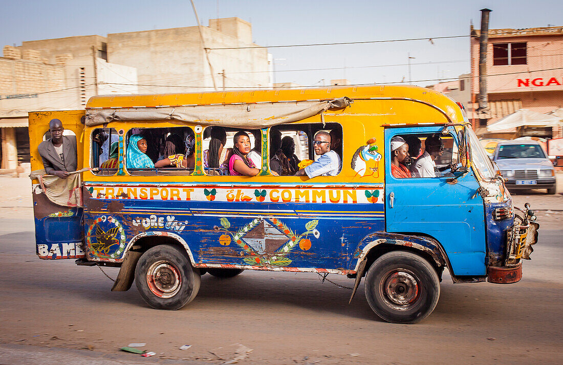 Traditioneller öffentlicher Verkehrsmittel-Bus, Dakar, Senegal