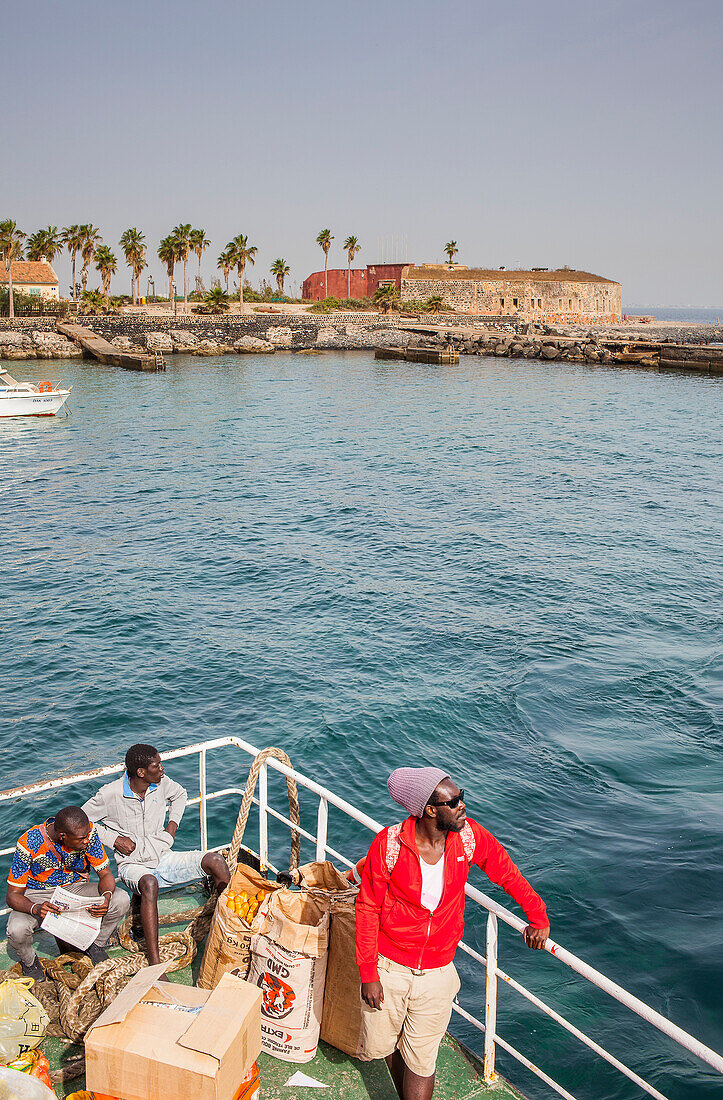 Fähre bei der Ankunft auf der Insel Goree, im Hintergrund Fort d'Estrees, bei Dakar, Senegal, Westafrika, Afrika