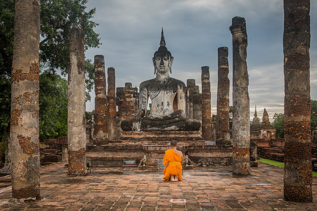 Betender Mönch im Wat Mahathat, Sukhothai Historical Park, Sukhothai, Thailand