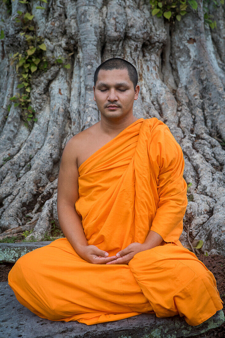 Monk praying, in Wat Mahathat, Sukhothai Historical Park, Sukhothai, Thailand