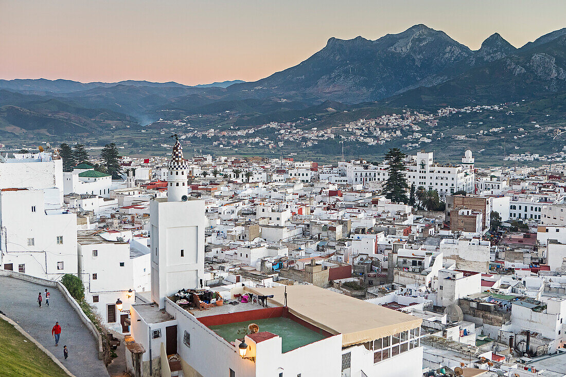 Im Vordergrund die Medina und im Hintergrund die Ville Nouvell oder neue Stadt, Tetouan. Marokko