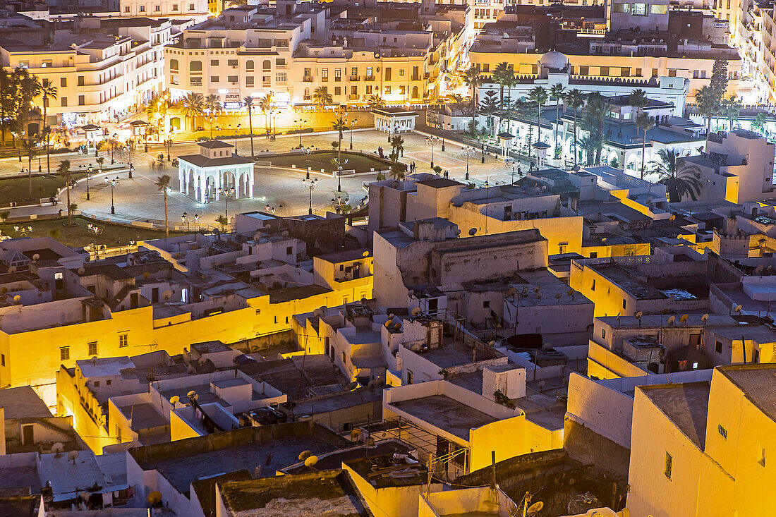 Im Vordergrund die Medina und im Hintergrund die Ville Nouvell oder neue Stadt, Tetouan. Marokko