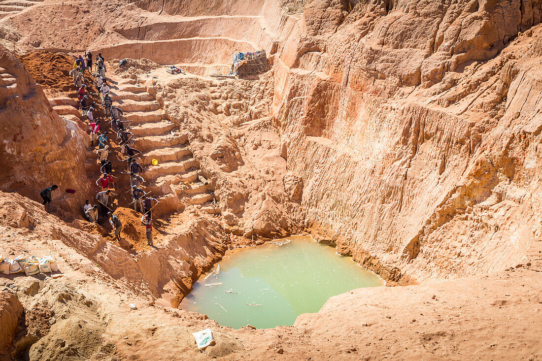 Arbeiter beim Schürfen von Saphiren in den Minen von Ilakaka in Madagaskar
