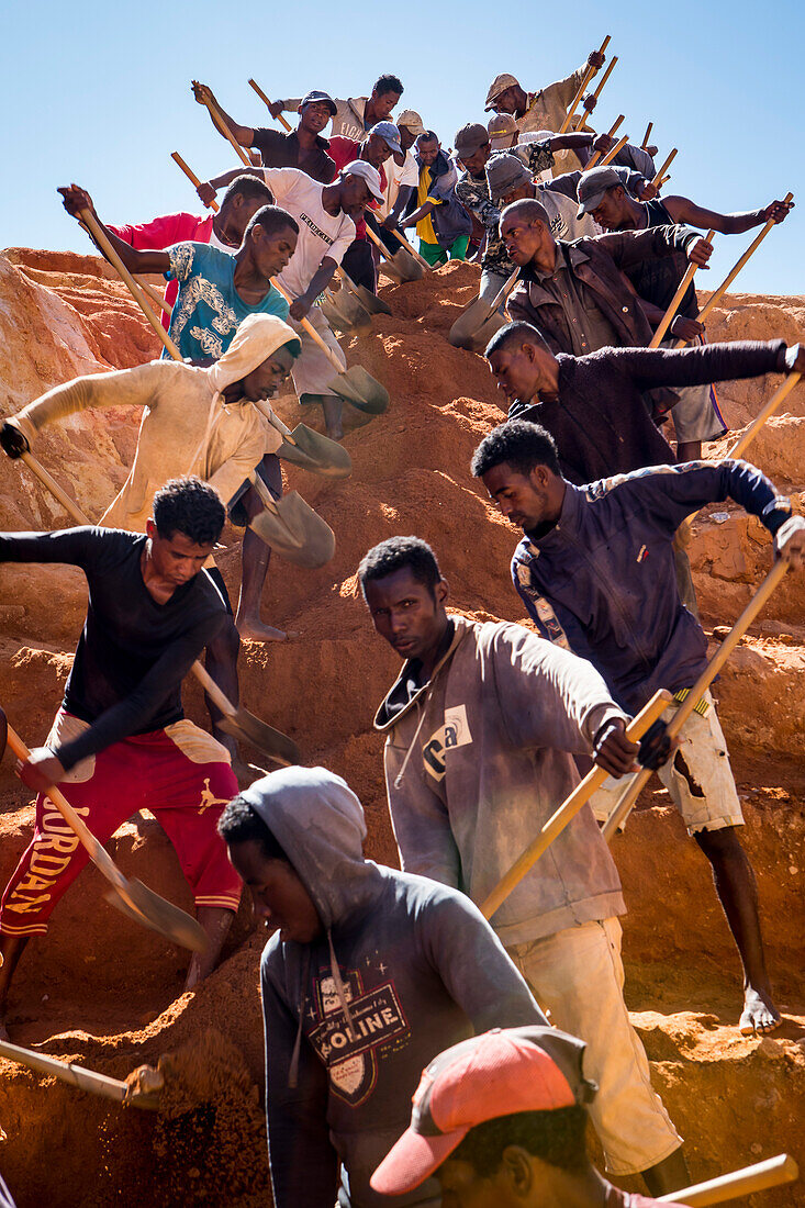 Arbeiter, die in den Minen von Ilakaka in Madagaskar nach Saphiren graben