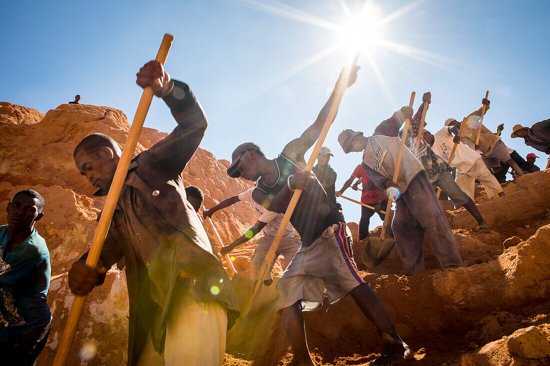 Arbeiter graben nach Saphiren in den Minen von Ilakaka in Madagaskar