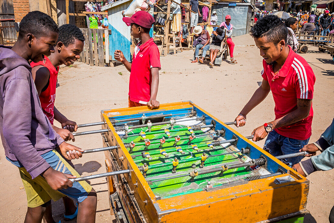 Tischfußball spielen, Ambohimahasoa Stadt, Madagaskar