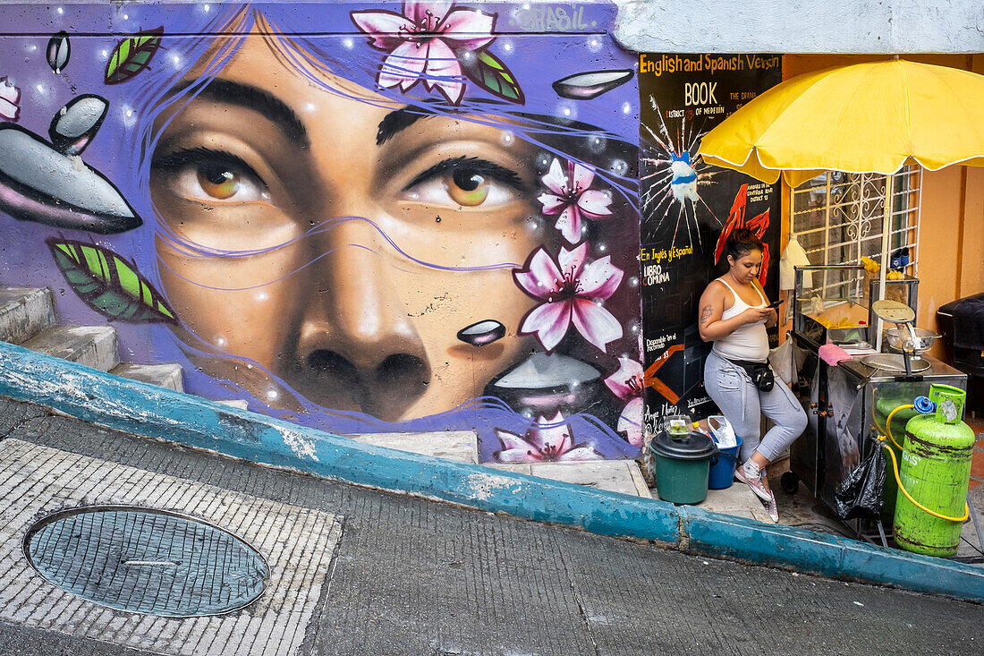 Frau, Straßenverkaufsstand und Straßenkunst, Wandmalerei, Graffiti, Comuna 13, Medellín, Kolumbien