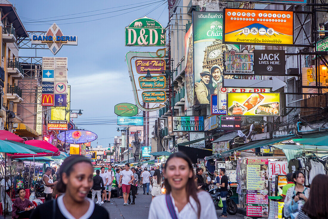 Khao San Road bei Nacht, Bangkok, Thailand