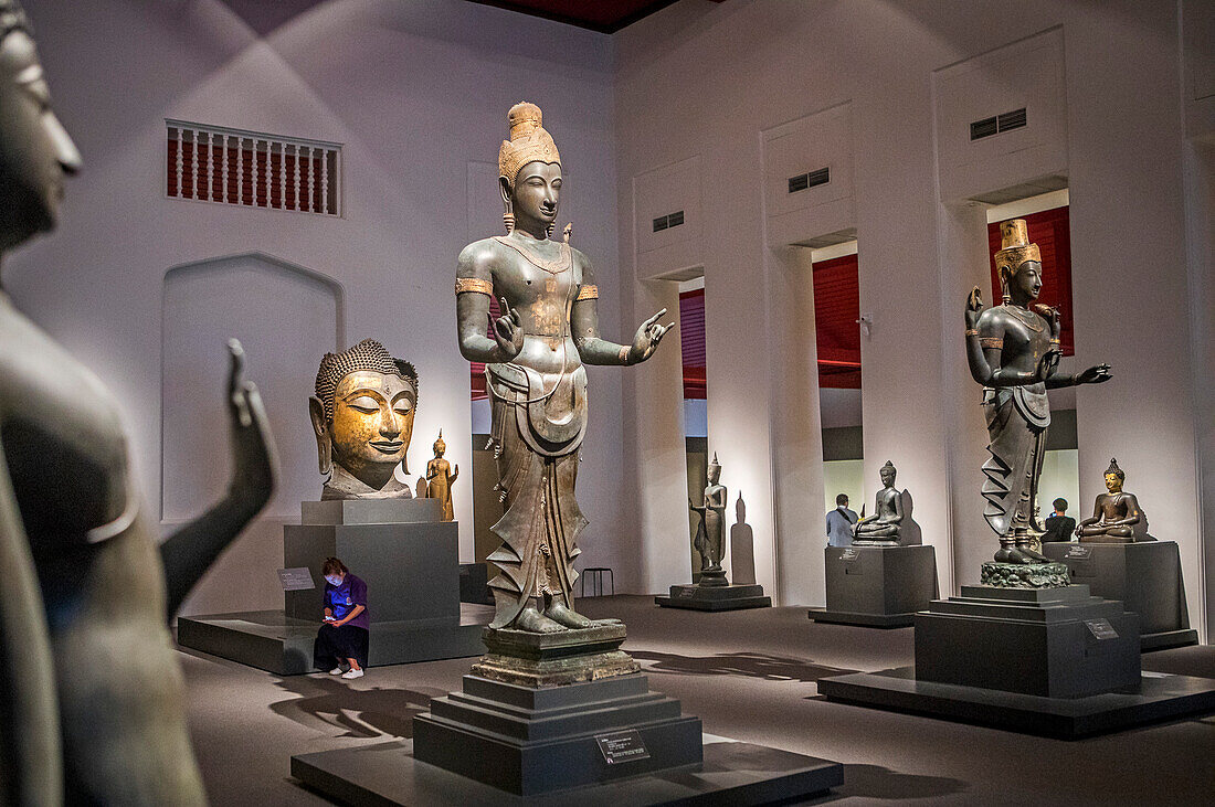 Frau, Besucherin, Touristin, Buddha, Skulptur, Statue,Nationalmuseum, Ausstellungshalle 1, Bangkok, Thailand