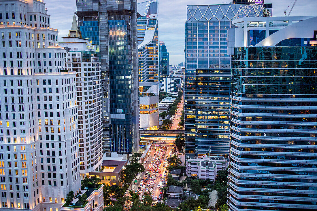 Skyline und Wireless Road bei Nacht, Stadtzentrum, Bangkok, Thailand