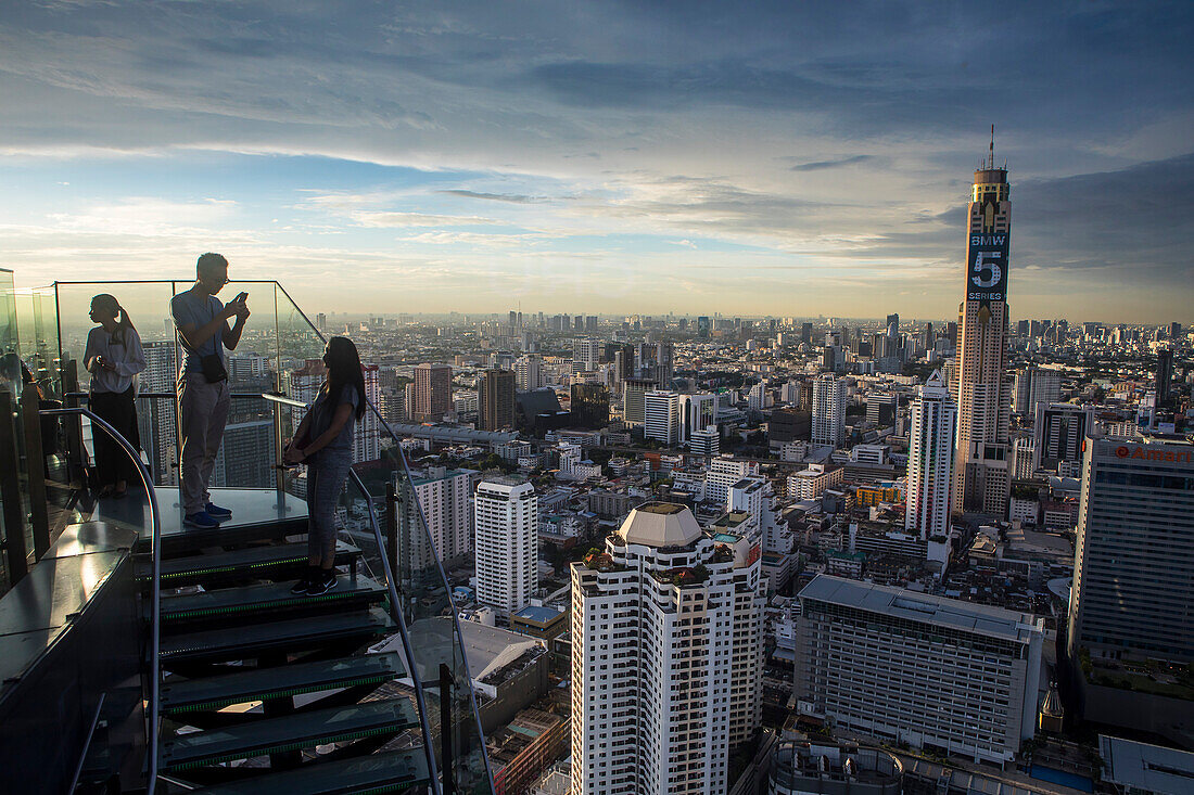 Red Sky Restaurant auf dem Dach. Bangkok. Thailand. Im obersten Stockwerk des Centara Grand-Wolkenkratzers im Stadtzentrum