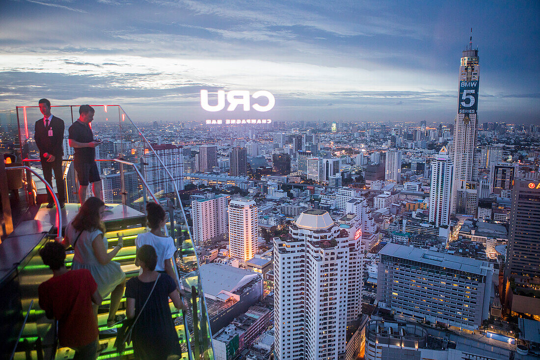 Skyline von der Dachterrasse des Red Sky Restaurant. Bangkok. Thailand. Auf dem Dach des Centara Grand Wolkenkratzers im Stadtzentrum