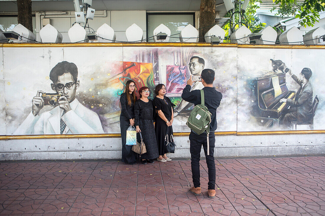 tourists, Mural of the King on the walls of Silpakorn University, Bangkok, Thailand