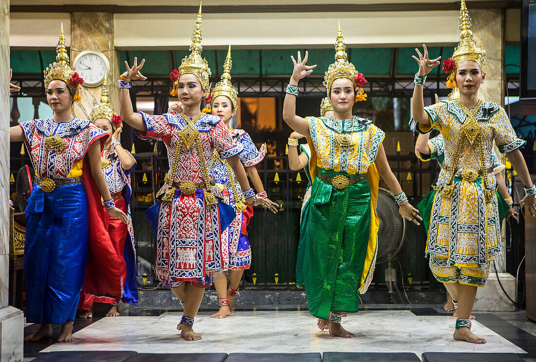 Traditionelle thailändische Tänzerinnen treten für Brahma auf, sie tanzen auf Bitte um Spenden, Erawan-Schrein, Bangkok