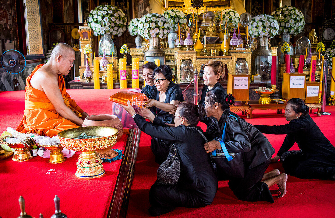 Frauen geben eine Spende an den Tempel, Wat Arun (Tempel der Morgenröte), auch Wat Bangmakok Noek genannt, Bangkok, Thailand