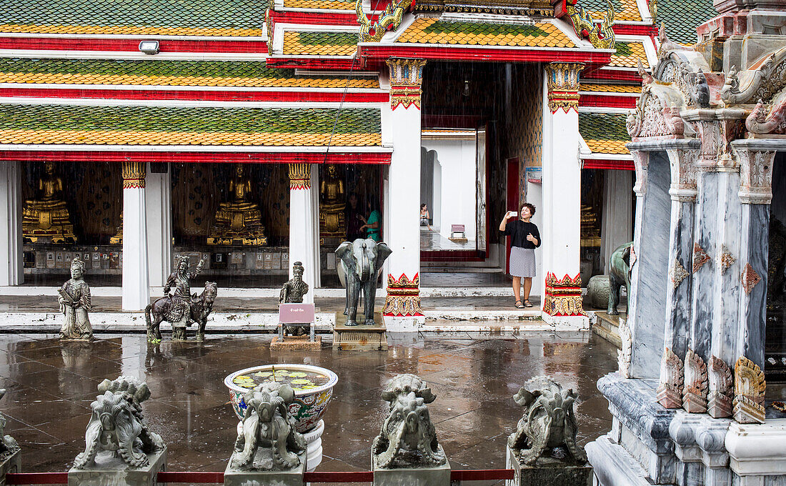 Tourists, in Wat Arun (Temple of Dawn), also called Wat Bangmakok Noek, Bangkok, Thailand