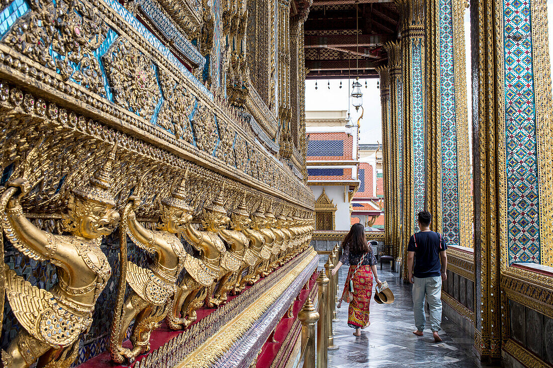 Touristen, am Smaragd-Buddha-Tempel Wat Phra Kaeo, Grand Palace, Bangkok, Thailand