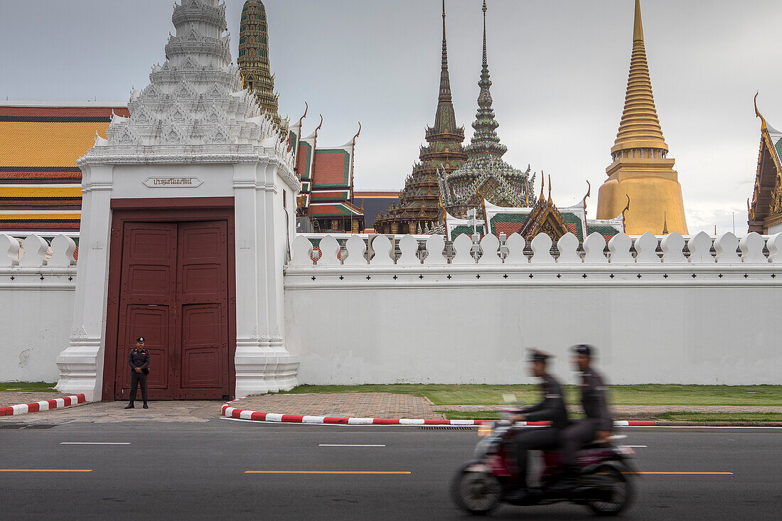Straßenszene, im Hintergrund der Tempel des Smaragdbuddhas Wat Phra Kaeo, Großer Palast, Bangkok, Thailand