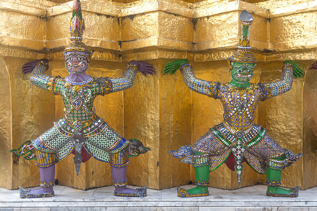 Dämonenstatue auf einer goldenen Chedi, im Tempel des Smaragdbuddhas Wat Phra Kaeo, Großer Palast, Bangkok, Thailand
