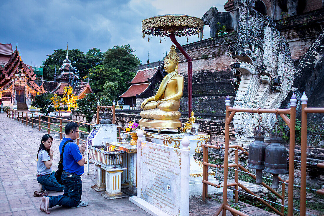 Believers praying, in Wat Chedi Luang temple, Chiang Mai, Thailand