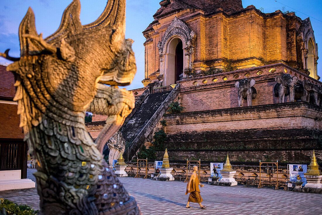 Naga und alter Chedi oder Pagode aus Ziegelsteinen im Wat Chedi Luang Tempel, Chiang Mai, Thailand