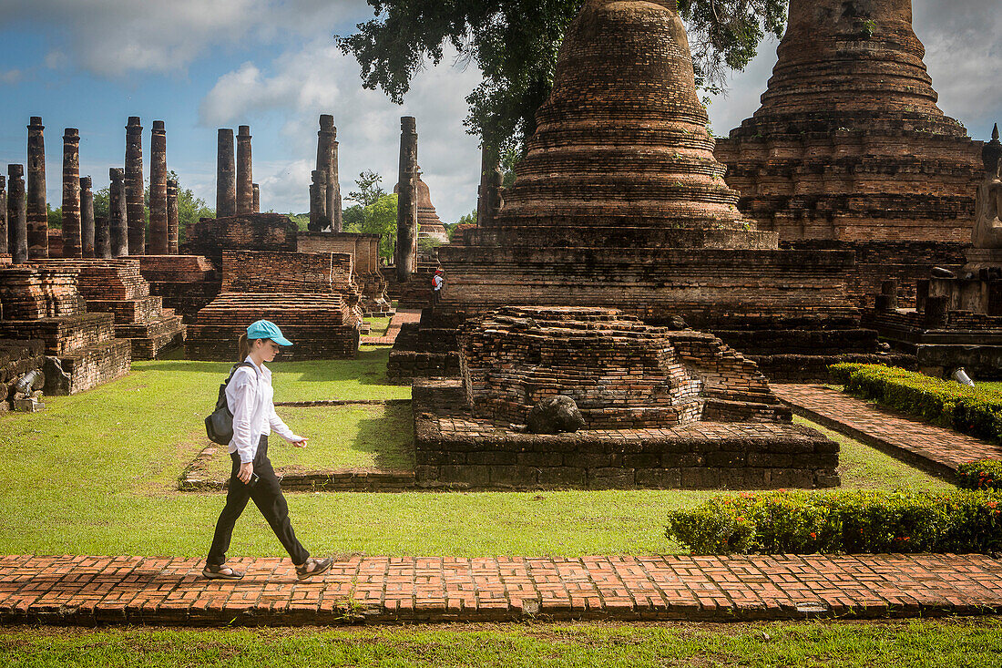 Besucher im Wat Mahathat, Sukhothai Historical Park, Sukhothai, Thailand